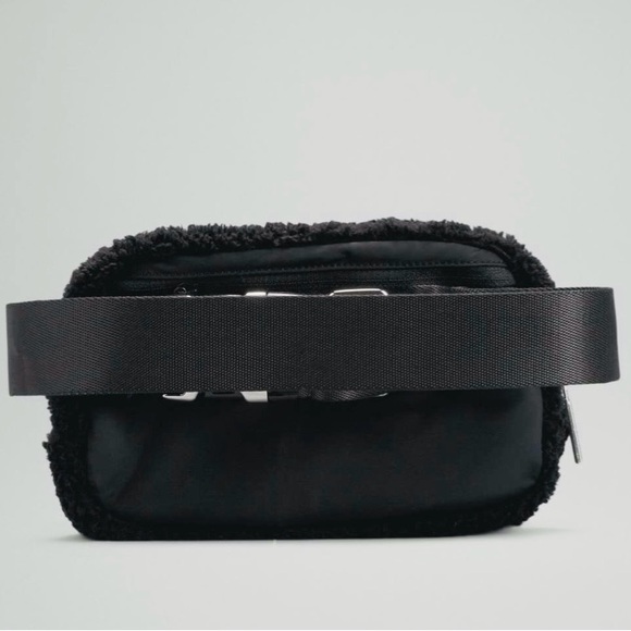 Lululemon Black Sherpa Belt Bag - Picture 4 of 16